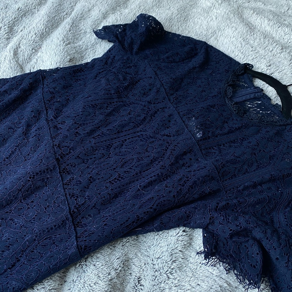 LULUS NAVY LACE SHORTSLEEVE MIDI DRESS